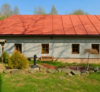 Ein Einfamilienhaus in Štiavnické Bane. Es befindet sich in der Straße Štiavnické Bane, umgeben von Natur.