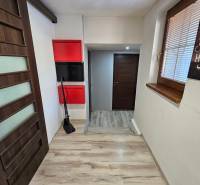 Innenraum eines Einfamilienhauses mit Holzboden und moderner Beleuchtung.