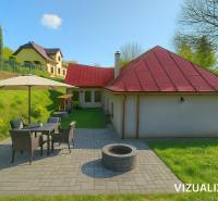 Ein Einfamilienhaus in Štiavnické Bane mit Terrasse, Sitzgelegenheit und Grünfläche in der Straße Štiavnické Bane.