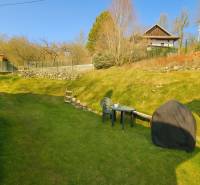 Der Garten eines Einfamilienhauses in Štiavnické Bane mit Möbeln und einem Hauch von natürlicher Umgebung.