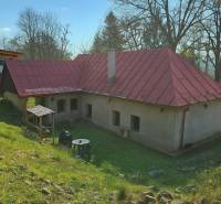 Ein Einfamilienhaus in Štiavnické Bane, Štiavnické Bane, im ländlichen Architekturstil mit Garten und Pavillon.