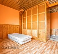 Innenraum eines Einfamilienhauses mit Holzboden, Matratze und Einbauschrank.