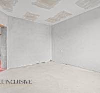 Ein Zimmer in einem Einfamilienhaus mit unfertigem Boden und Decke.