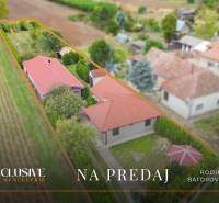 Ein Einfamilienhaus in Bátorove Kosihy mit einem großen Garten, umgeben von Grün.