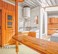 Küche in einem Einfamilienhaus mit Holzverkleidung und praktischer Ausstattung.