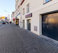 Obchodná Straße in Bratislava - Altstadt mit Geschäften und Fußgängern.