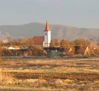 Panorama des Dorfes Studienka in der Straße Pod Borovicou mit der Kirche, ideale Lage zum Wohnen.