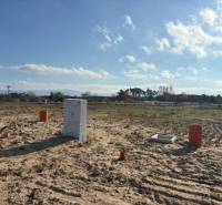 Grundstücke - Wohnen in Studienka in der Straße Pod Borovicou mit Versorgungsleitungen.