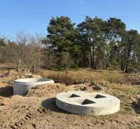 Betonkonstruktionen zum Wohnen, Studienka, Pod Borovicou, umgeben von Vegetation und Bäumen.