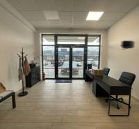 Innenräume von Geschäftsräumen mit Möbeln und Bodenbelägen in Holzoptik.