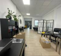 Geschäftsräume mit Regal, Tischen, Stühlen und einem Boden mit Holzdekor.