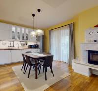 Küche und Esszimmer in einem Einfamilienhaus mit Holzboden und Kamin.