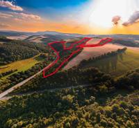 Sonnenuntergang über landwirtschaftlichen und forstwirtschaftlichen Flächen in Rokycany, markiert mit einer roten Linie.