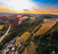 Luftaufnahme von landwirtschaftlichen und forstwirtschaftlichen Flächen in der Umgebung von Rokycany bei Sonnenuntergang.