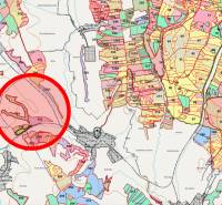 Die Katasterkarte zeigt die Aufteilung der landwirtschaftlichen und forstwirtschaftlichen Grundstücke in der Umgebung von Rokycany.
