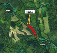 Luftaufnahme von landwirtschaftlichen und forstwirtschaftlichen Flächen in der Umgebung von Rokycany mit markiertem Grundstück.