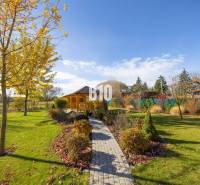 Der Garten in Bílkova Humence mit einem Pavillon und Bäumen, die mit bunten Blättern geschmückt sind, in einem Einfamilienhaus.