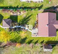 Ein Einfamilienhaus in Bílikové Humence mit einem großen Garten und zwei Autos im Hof.