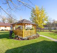 Der Garten des Einfamilienhauses in Bílkových Humence mit Pavillon und gepflegtem Rasen.