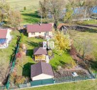 Ein Einfamilienhaus in Bílkove Humence mit großem Garten, Pavillon und umliegendem Grün.