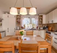 Küche in einem Einfamilienhaus mit Holzdekor und Esstisch.