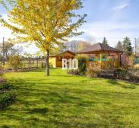 Der Garten des Einfamilienhauses in Bílková Humenka mit Pavillon und grünem Rasen.