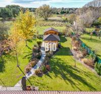 Garten bei einem Einfamilienhaus in Bílkove Humence mit Gartenpavillon und Grünflächen.