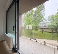 Balkon einer 2-Zimmer-Wohnung mit Blick ins Grüne und vergläntem Geländer.