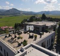 Rajecké Teplice, M. R. Štefánika: Ein Gebäude mit einer geräumigen Terrasse und Blick auf die Berge.