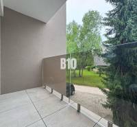 Balkon mit verglästem Geländer mit Blick ins Grüne in einer 2-Zimmer-Wohnung.