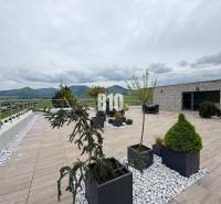 Eine weitläufige Terrasse mit Blick auf die Hügel in Rajecké Teplice in der M. R. Štefánika Straße.