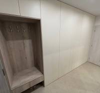 Einbauschrank mit Haken und Regal in einer 2-Zimmer-Wohnung.