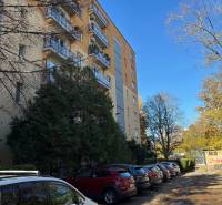 Ein Wohnhaus mit geparkten Autos in der Zálužická-Straße in Bratislava - Ružinov.