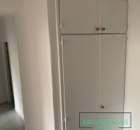 Weißer Einbauspeicher und Fliesen in einer 2-Zimmer-Wohnung.