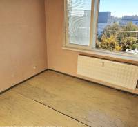 Ein Zimmer in einer 2-Zimmer-Wohnung mit einem Fenster, einem Boden in Holzoptik und einem Heizkörper.