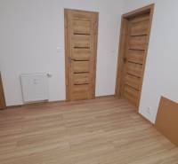 Holzboden-Dekor und Innentüren aus Holz in einer 2-Zimmer-Wohnung.