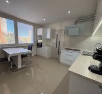 Küche einer 3-Zimmer-Wohnung mit großen Fenstern, Esstisch und hellem Boden.