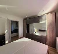 Schlafzimmer mit Einbauschrank und natürlichem Licht in einer 3-Zimmer-Wohnung.