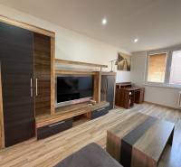 Wohnzimmer in einer 3-Zimmer-Wohnung mit Holzboden und modernen Möbeln.