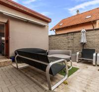 Terrasse mit Sitzbereich beim Einfamilienhaus in der Straße Košariská in Rovinka.