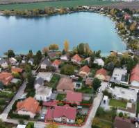 Luftaufnahme von Košariská in Rovinka mit Einfamilienhäusern am See.