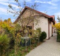 Einfamilienhaus in der Straße Košariská in Rovinka mit Zufahrtsstraße und Vegetation.