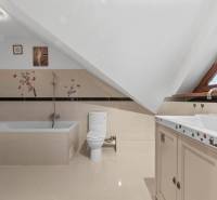 Badezimmer in einem Einfamilienhaus mit Badewanne, Toilette und dekorativen Aufklebern an den Wänden.