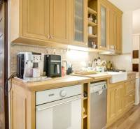 Küche mit Holzschränken und Geräten in einer 3-Zimmer-Wohnung.