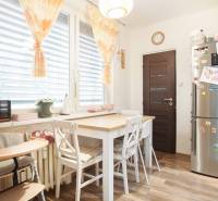 Esszimmer mit Küchentisch, Stühlen und Boden in Holzoptik, 3-Zimmer-Wohnung.