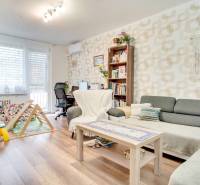 Wohnzimmer in einer 3-Zimmer-Wohnung mit Holzboden und Arbeitsecke.