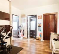 Eingangsbereich mit Holzboden in einer 3-Zimmer-Wohnung.