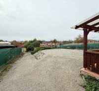 Außenbereich in Podhájska neben Hotels und Pensionen, mit Kies bedeckter Hof und Unterstand.