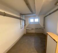 Nitra: Einfamilienhaus, Keller mit kleinen Fenstern und Rohren entlang der Wände.