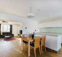 Küche und Wohnzimmer in einem Einfamilienhaus mit Holzboden und hellen Möbeln.